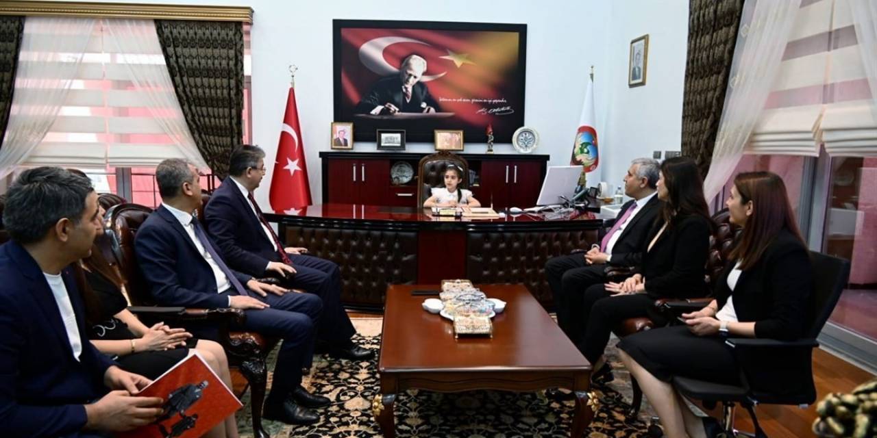 Koltuğa Oturan Depremzede Öğrenci: "Binaların Yüksek Olmasını İstemiyorum"