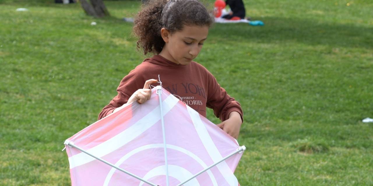 Esenler Semaları Türk Bayraklı Uçurtmalarla Renklendi