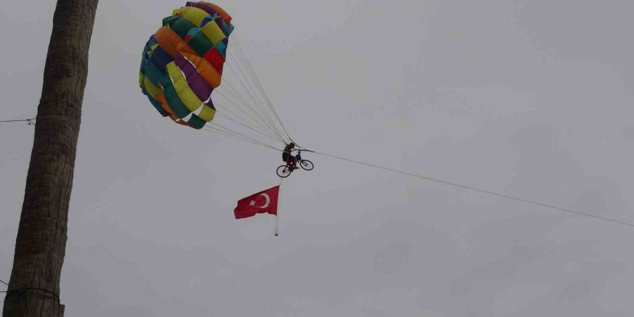 Marmaris’te Bisikletli Paraşütçü Adeta Şov Yaptı