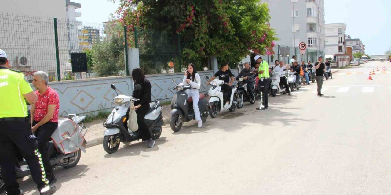 Öğrenciler Sürücülere Ücretsiz Kask Dağıttı