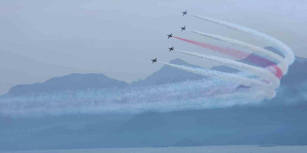 Türk Yıldızları’nın Nefes Kesen Gösterisi On Binlerce Vatandaşı Sahillere Doldurdu