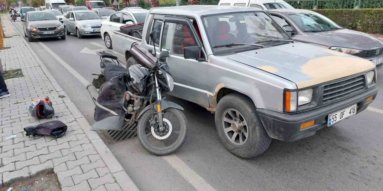 Samsun’da Motosiklet Kamyonetin Kapısına Çarptı: 1 Yaralı