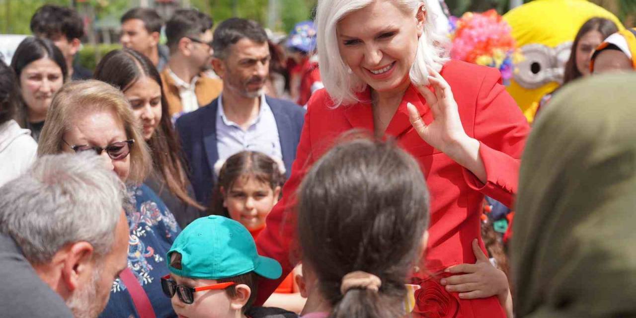Binlerce Çocuk  23 Nisan Coşkusunu Şenlikte Yaşadı