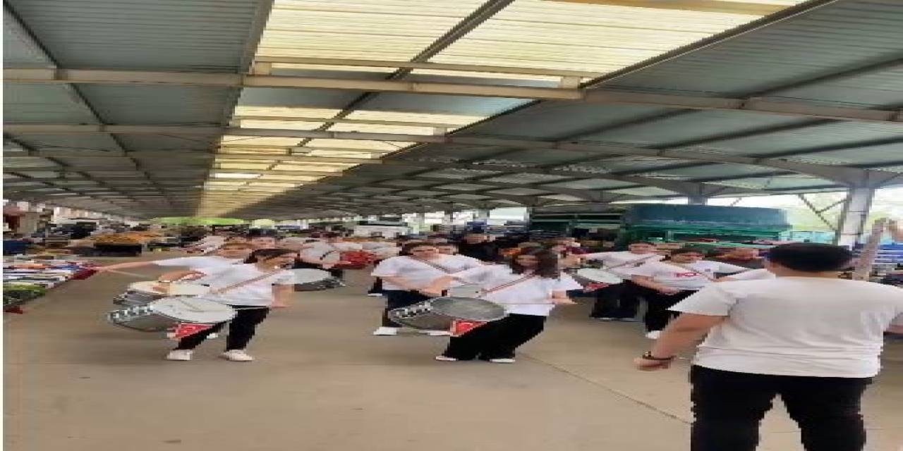 Çocuklar Pazaryeri Esnafına Gösteri Sergiledi