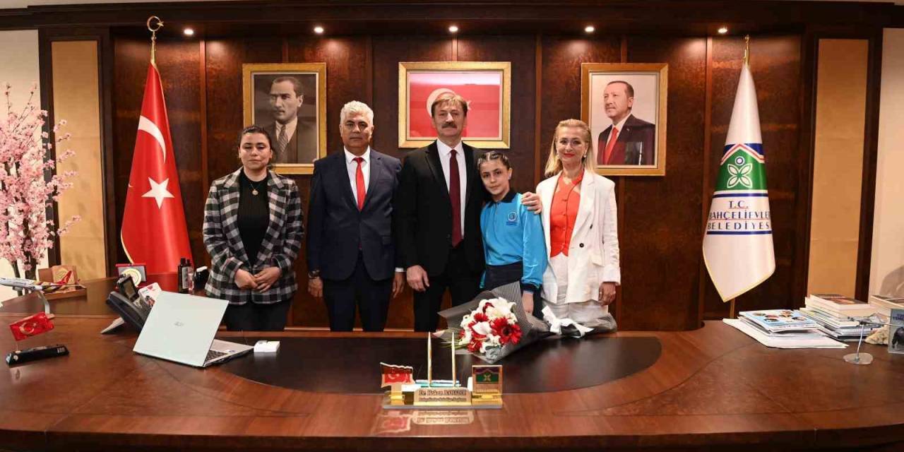 Bahçelievler Belediye Başkanı Bahadır Koltuğunu 4. Sınıf Öğrencisine Devretti