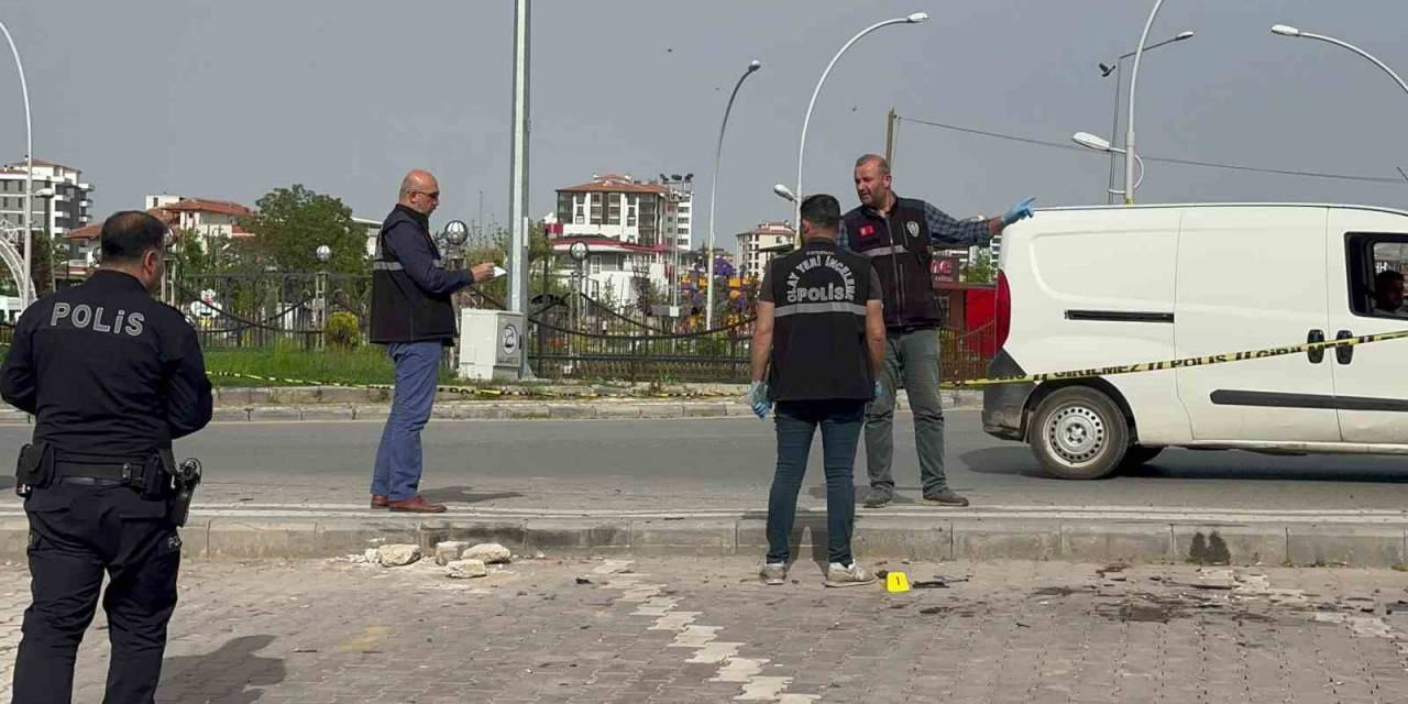 Otomobil Kaldırımda Yürüyenlerin Arasına Daldı: 1 Yaralı