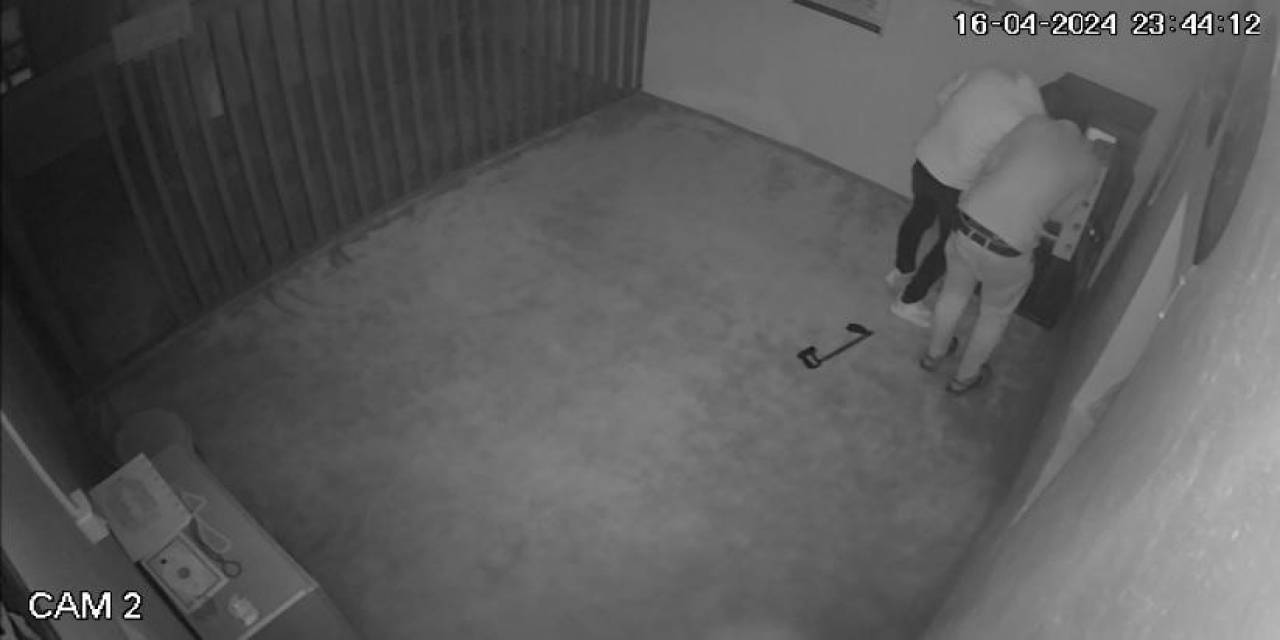 Türbedeki Yardım Paralarını Çalan Hırsızlar Kamerada