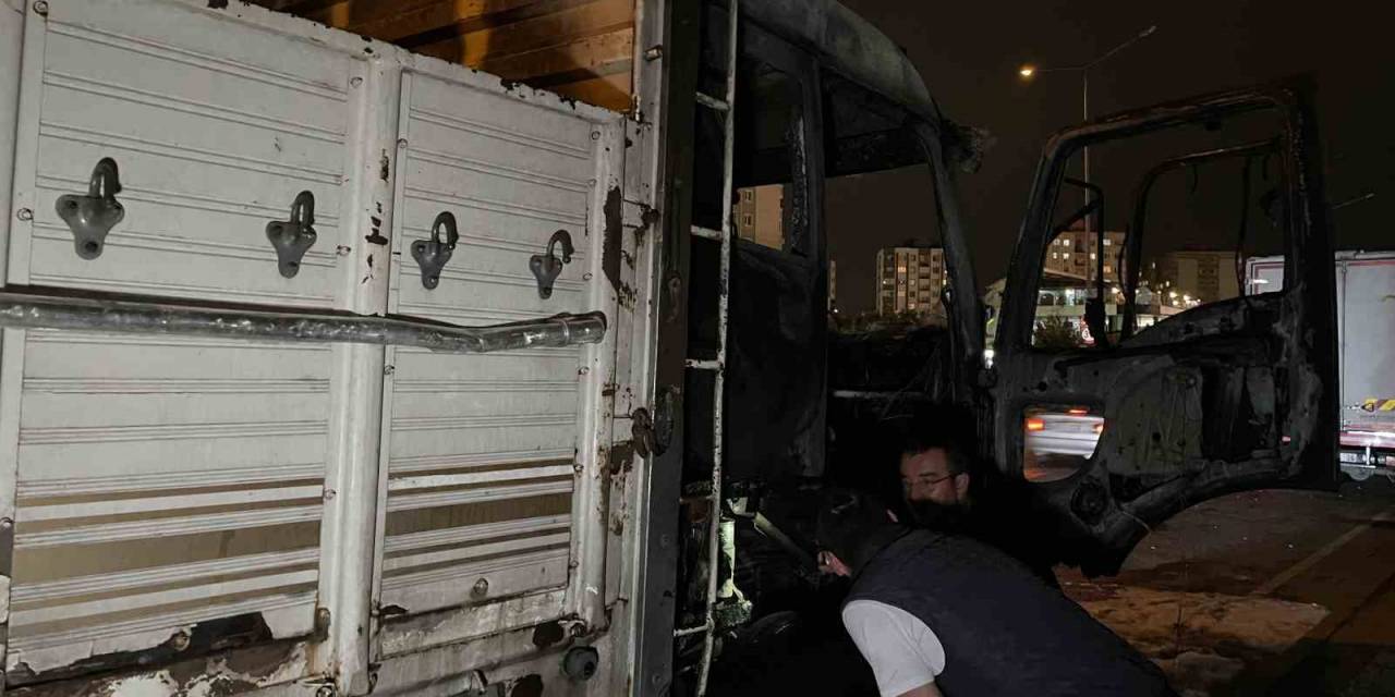 Başakşehir’de Kamyonu Yanan Şoför: "Yemek Yedim, Döndüğümde Arabanın Alev Aldığını Gördüm"