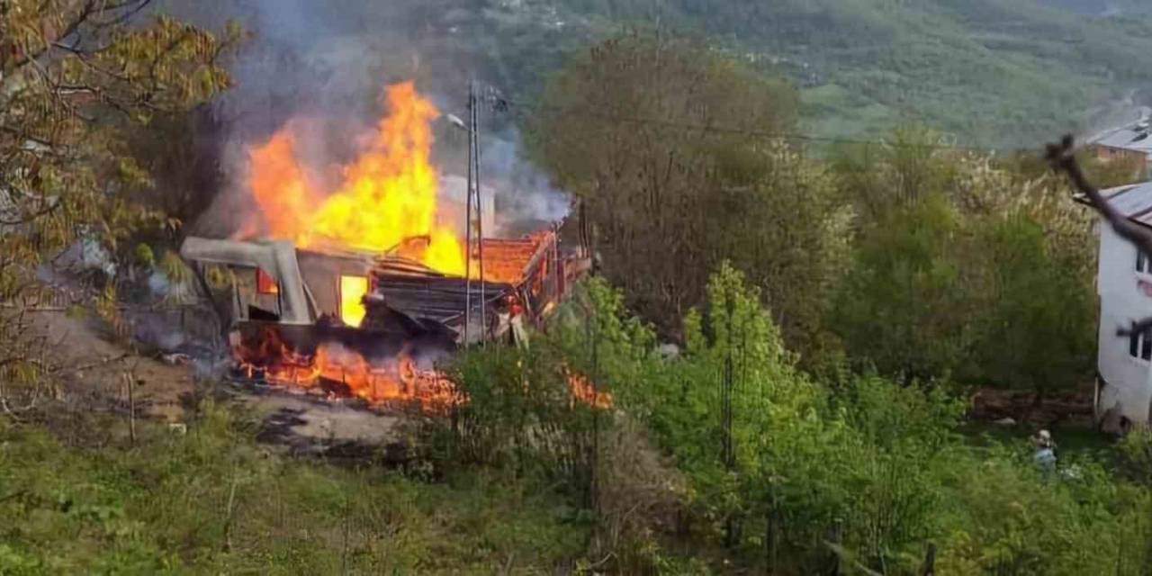 Sobadan Çıktığı Tahmin Edilen Yangında Bir Ev Kullanılamaz Hale Geldi