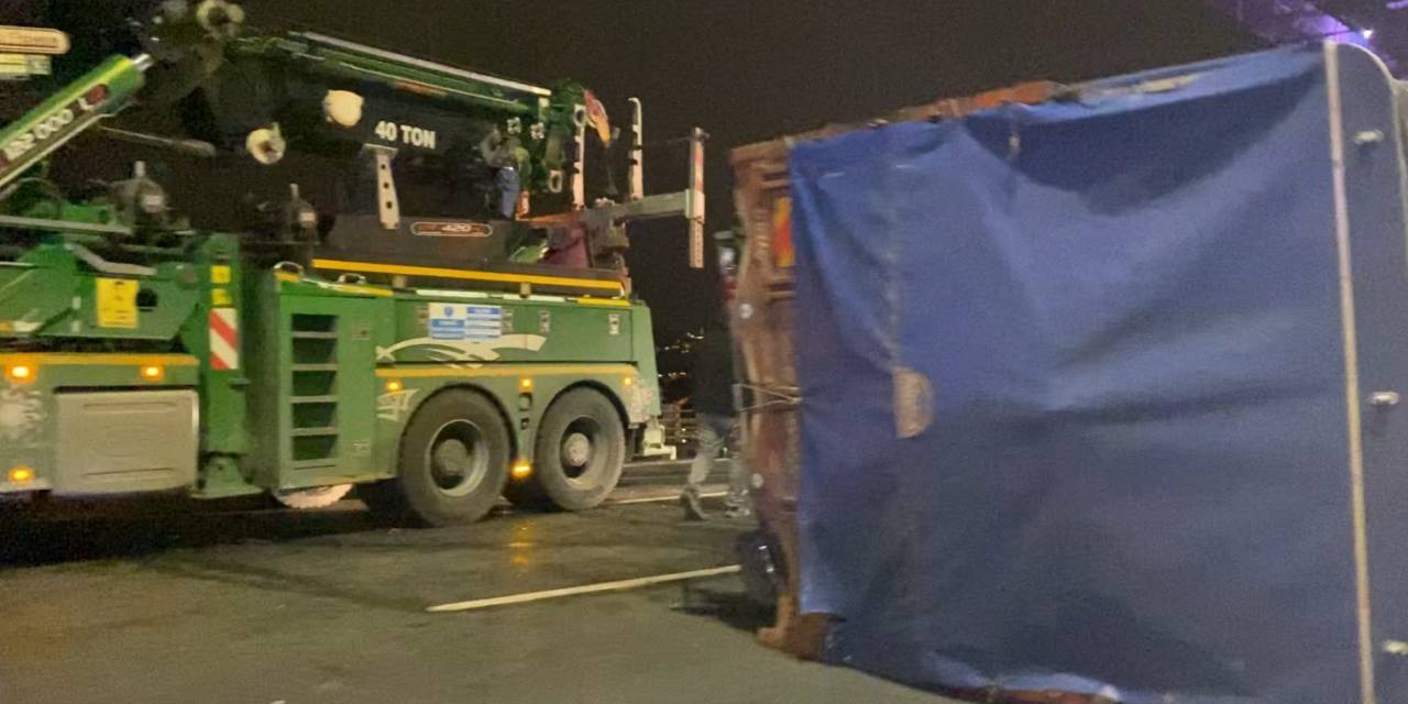 Fsm Köprüsü’nde Kamyon İle Otomobil Çarpıştı: 2 Yaralı