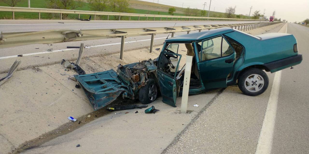 Otomobil Bariyerlere Çarptı: 2 Yaralı