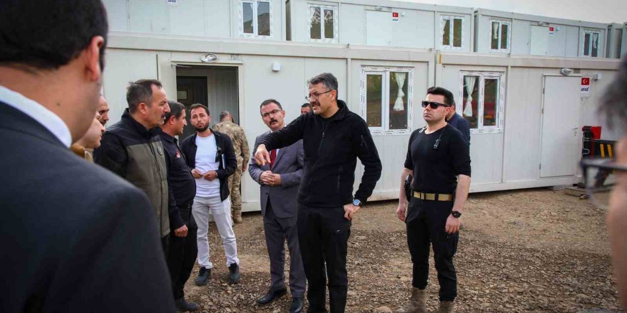 Şemdinli’ye Muhtemel Depreme Hazırlık İçin Konteyner Nakliyatı