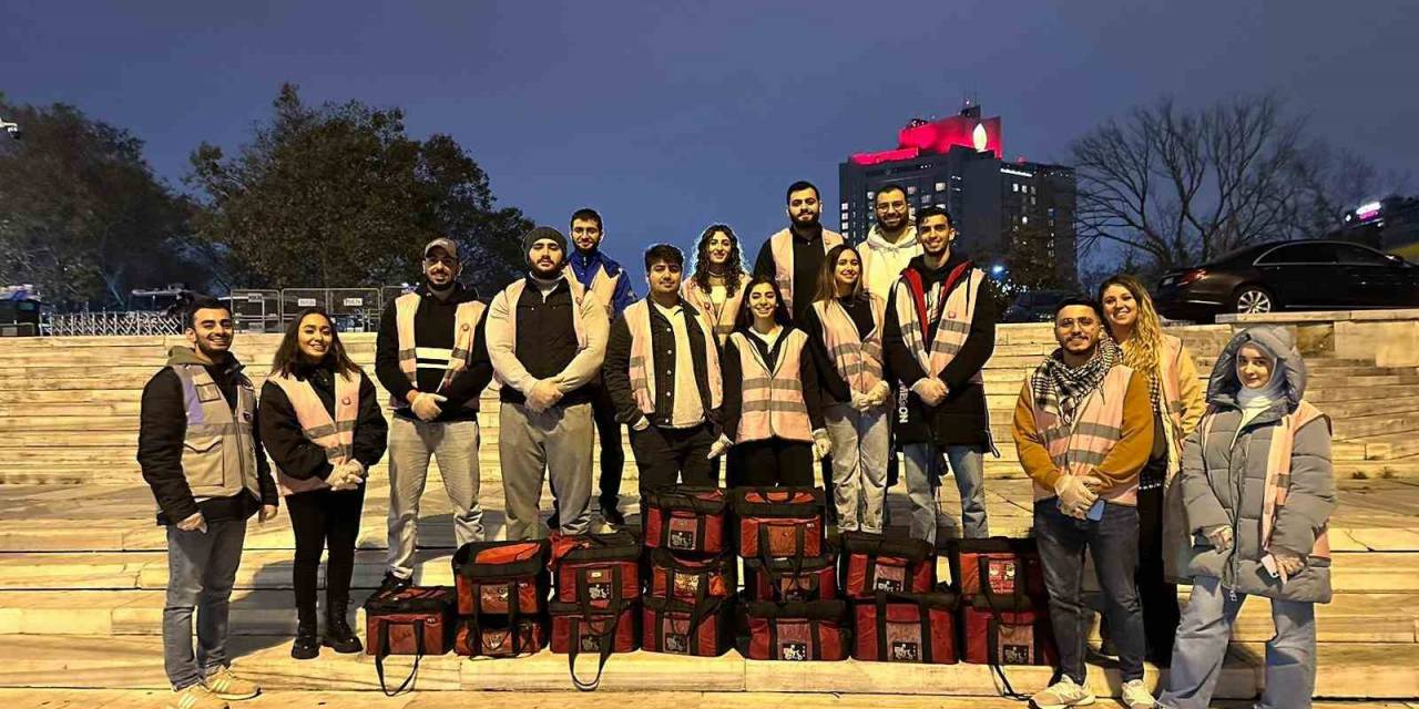 Üniversite Öğrencileri Evsiz İnsanlar İçin “Çorbada Tuzum Olsun” Dedi