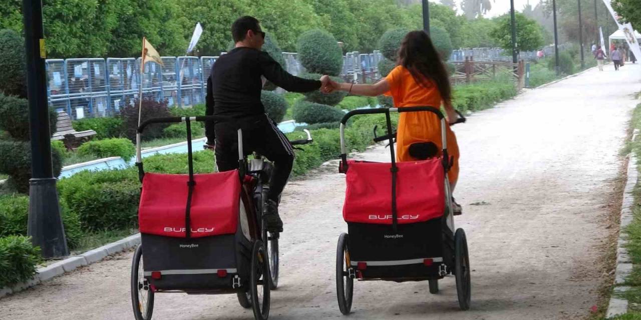 Adana’da 3 Çocuklu Çift Her Yere Bisikletle Gidiyor