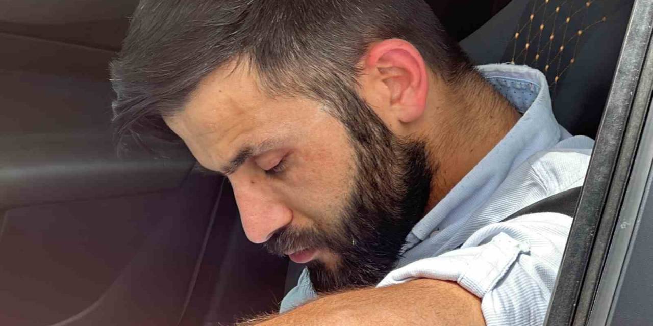 İstanbul’da Kaza Sonrası "Sızan Taksici" Kamerada: Uyuyakalan Taksici Polisi Duyunca Kaçtı