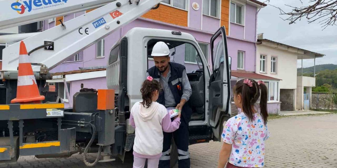 Elektrik Dağıtım Şirketi Çocukları Gülümsetti