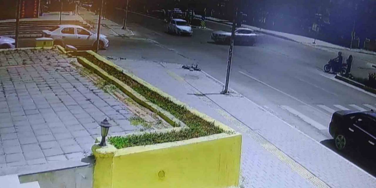 Kırmızı Işık İhlali Yapan Otomobil Kaza Yaptı