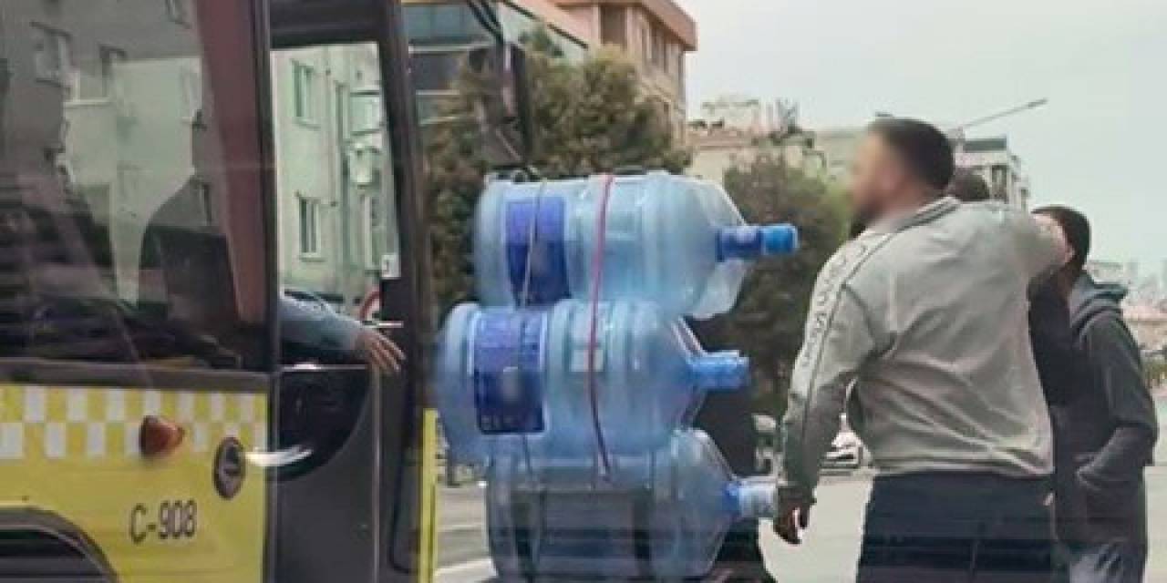 Pendik’te Halk Otobüsü Şoförü İle Motosikletlinin Yol Verme Kavgası Kamerada