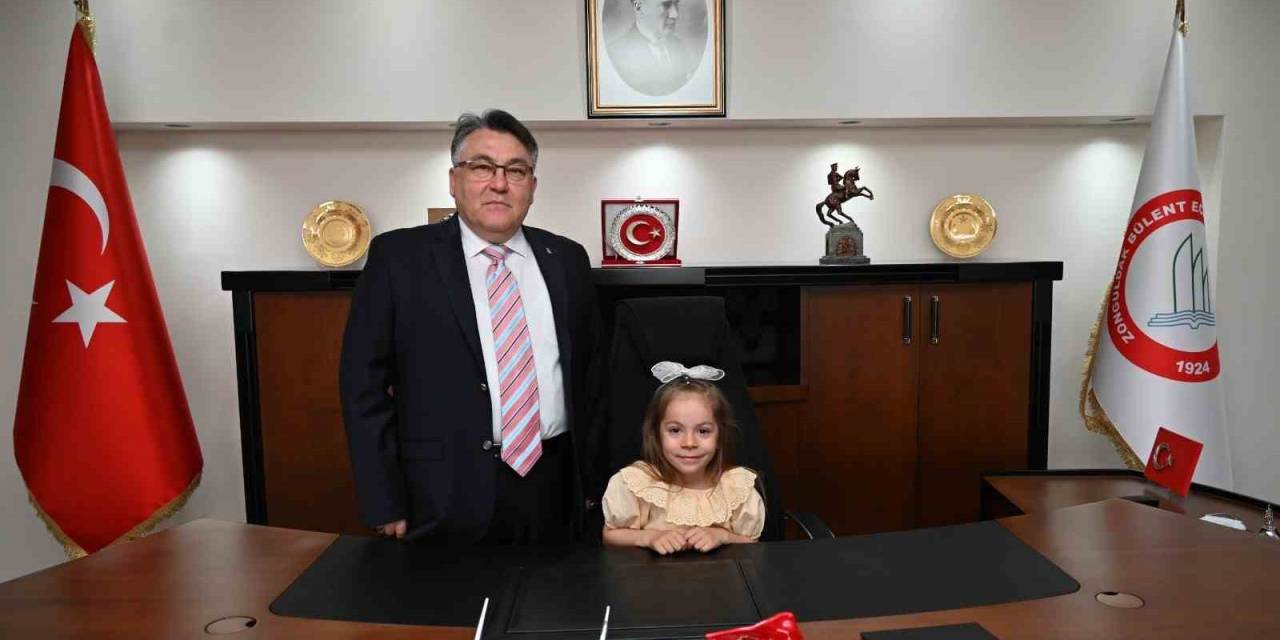 Rektör Özölçer Koltuğunu Çocuklara Devretti