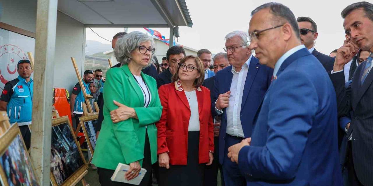 Depremzedelerden Başkan Şahin’e Güllerle Teşekkür