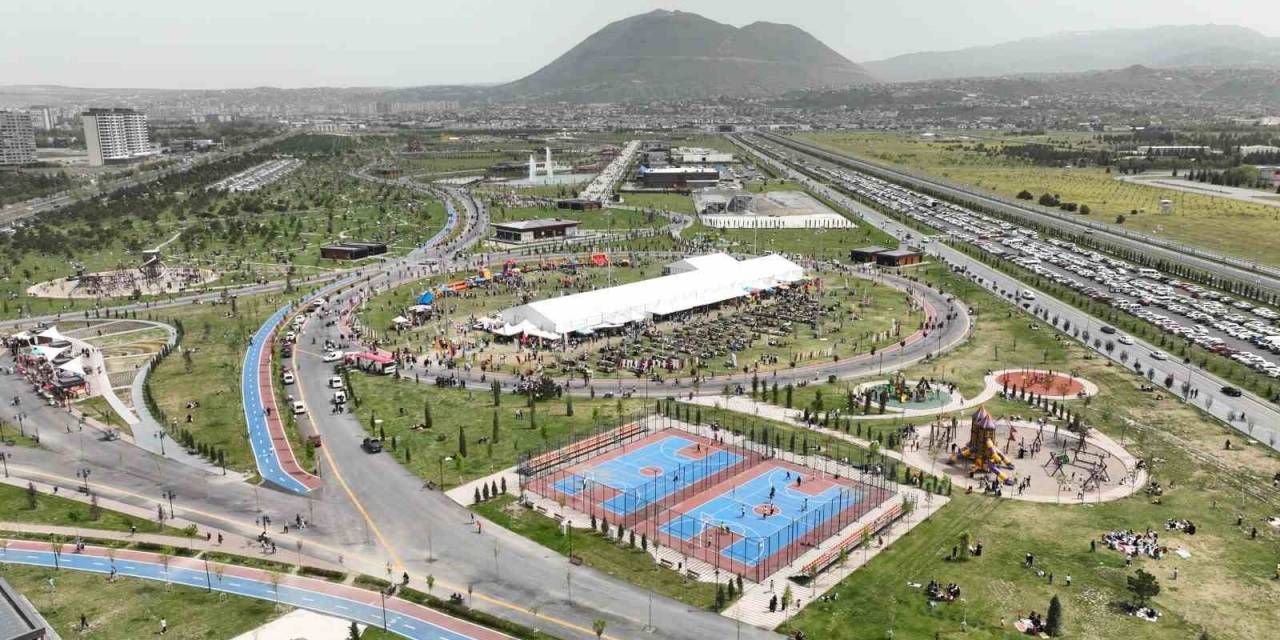 Büyükkılıç’ın Çocuklara 23 Nisan Armağanı ‘Çocuk Kitap Fuarı Ve Şenliği’ Doldu Taştı