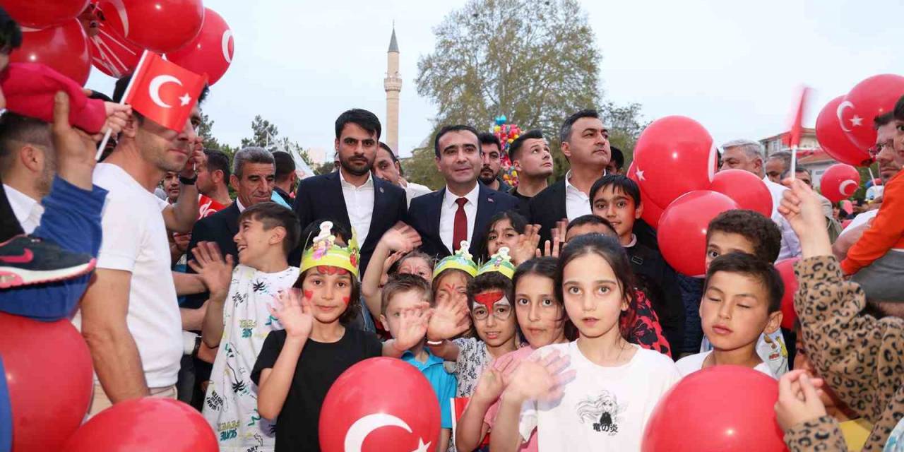 Belediyenin Düzenlediği Şenlikte Çocuklar Doyasıya Eğleniyor