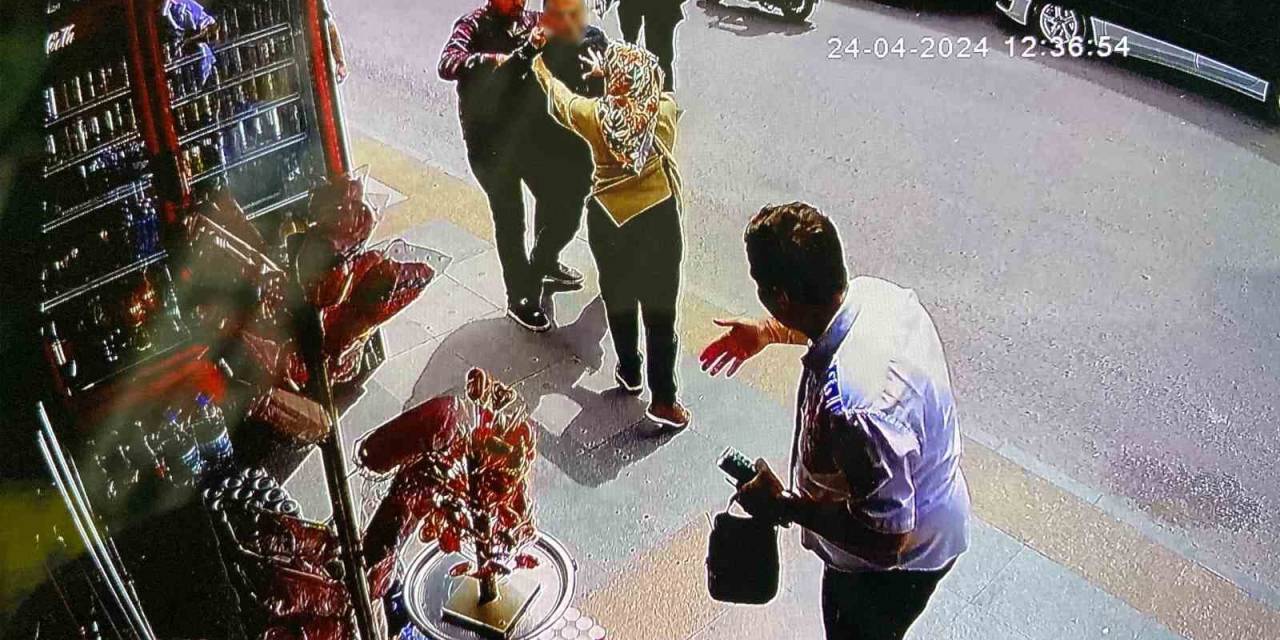 Otobüs Şoförünün, Cadde Ortasında Husumetlisinin Saldırısına Uğradığı Anlar Kamerada