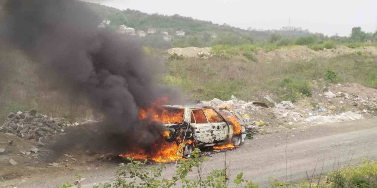 Eşine Kızdı Yol Ortasında Aracını Ateşe Verdi