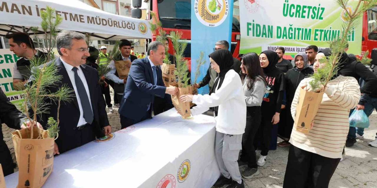 Bingöl’de Vatandaşlara Fidan Dağıtımı Yapıldı