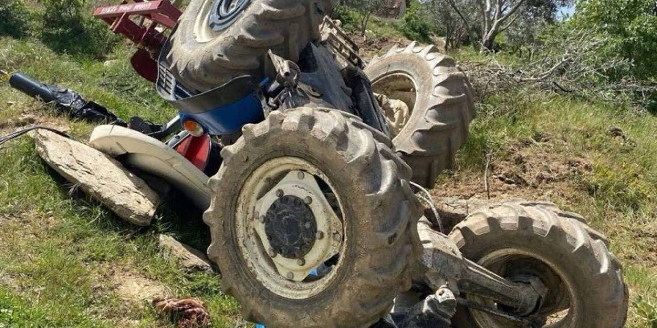 Tarlasını Sürerken Traktör Devrildi, Ölümden Döndü