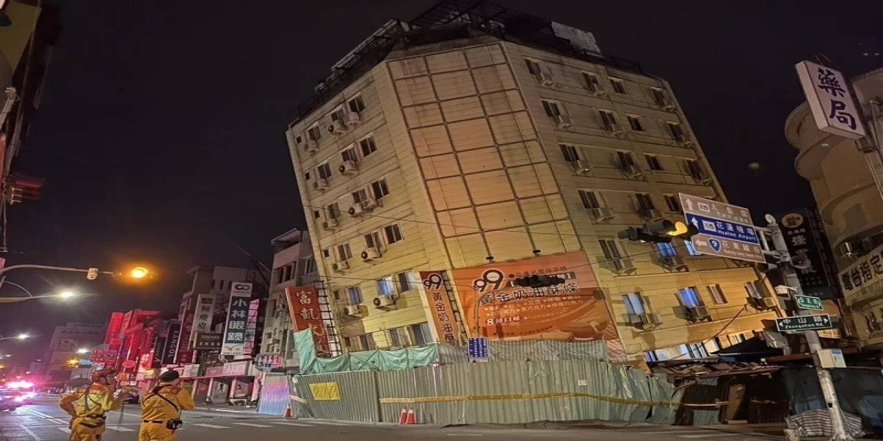 Tayvan’daki Depremde Bina Yan Yattı