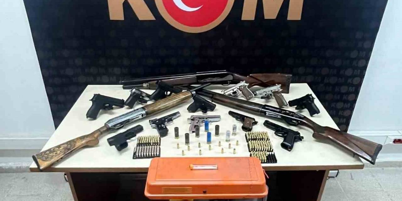 Burdur’da Kaçakçılık Operasyonunda Çok Sayıda Silah Ele Geçirildi