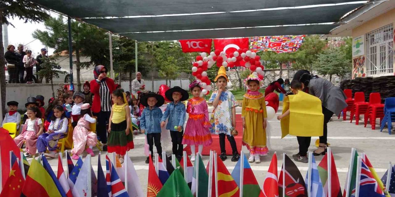 Bitlis’te 120 Öğrenci 32 Ülkenin Kostümleriyle Defile Yaptı