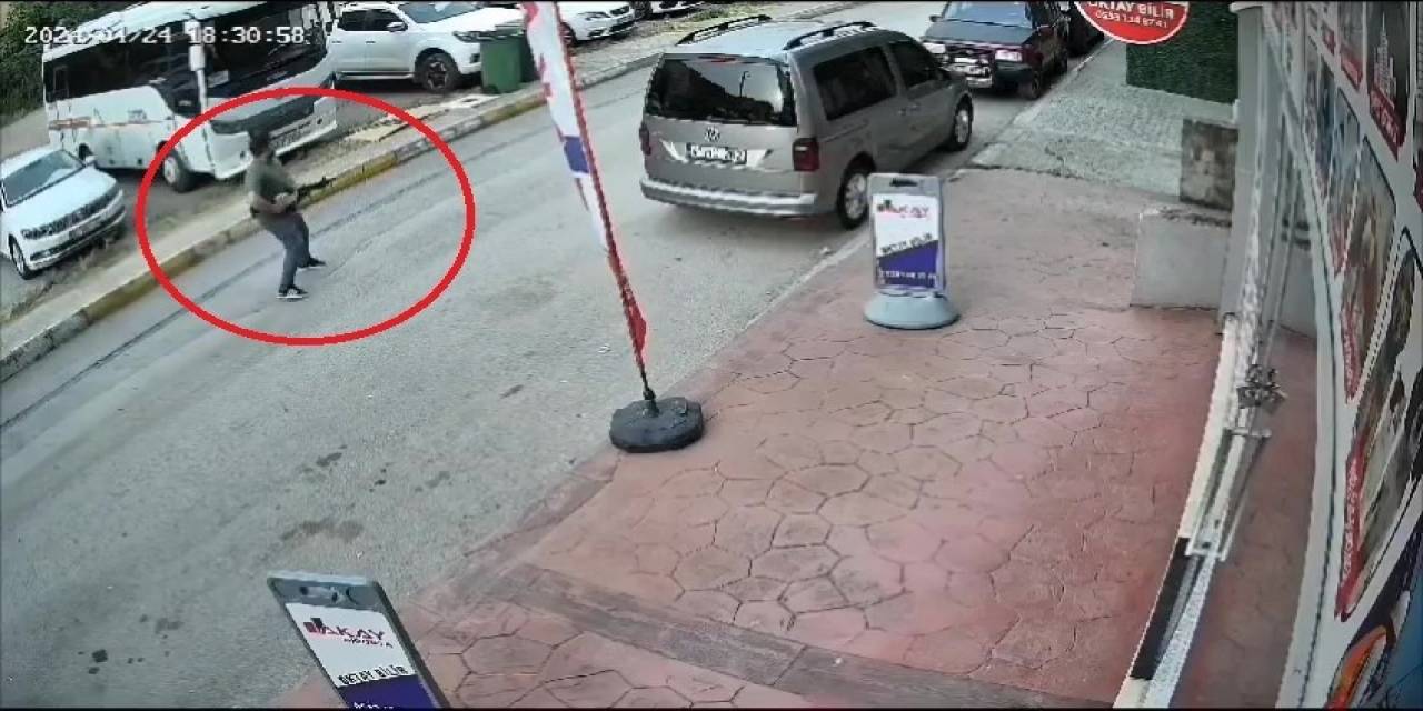 Pompalı Tüfekli Saldırı Kamerada: Cadde Ortasında Ateş Edip Bir Genci Kovaladı