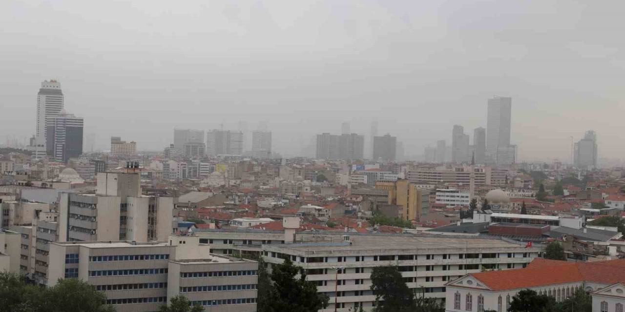 İzmir’e Sis Değil, Çöl Tozu Bulutu Çöktü: Göz Gözü Görmedi