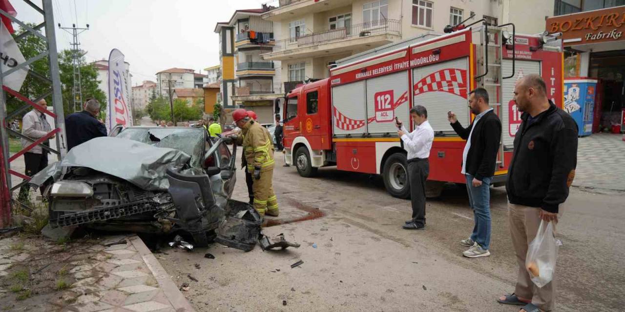 Kırıkkale’de Otomobil İle Cip Kafa Kafaya Çarpıştı: 2’si Ağır 3 Yaralı