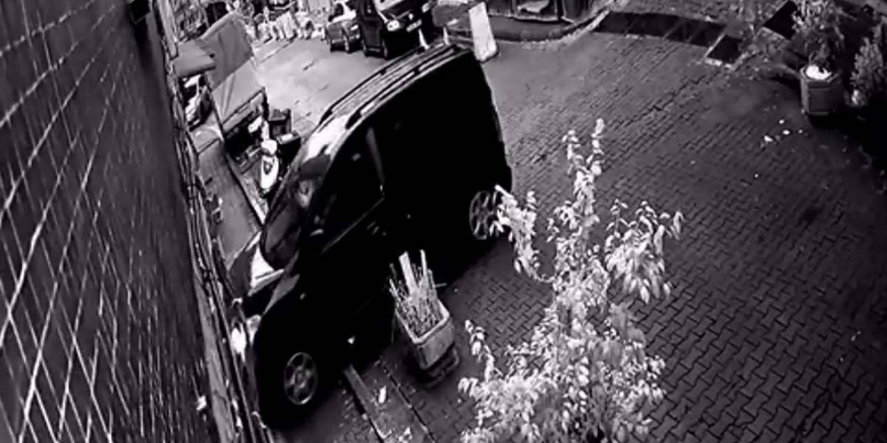 Beşiktaş’ta O Eve Yine Araç Çarptı: 3. Kez Faciadan Dönülen Anlar Kamerada