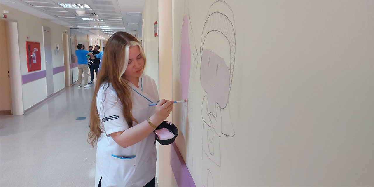 Stajyer Ebe Olarak Görev Yaptığı Çocuk Cerrahi Servisi’ni Çizimleri İle Renklendirdi