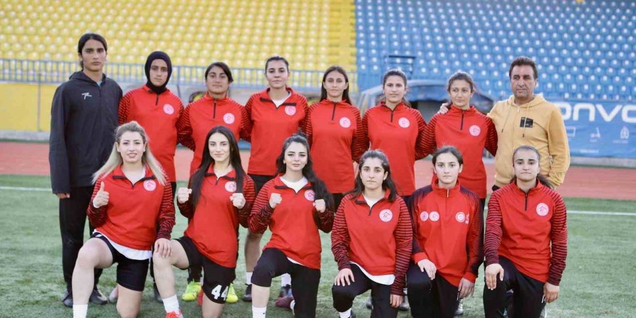 Önyargılara Meydan Okuyan Ağrı’nın Tek Kadın Futbol Takımı Zirveye Yükseliyor