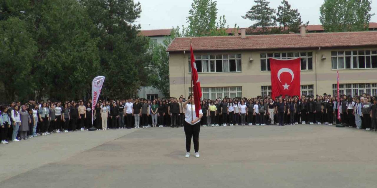 Kayseri’de Öğrenciler Mareşal Fevzi Çakmak’ı Andı