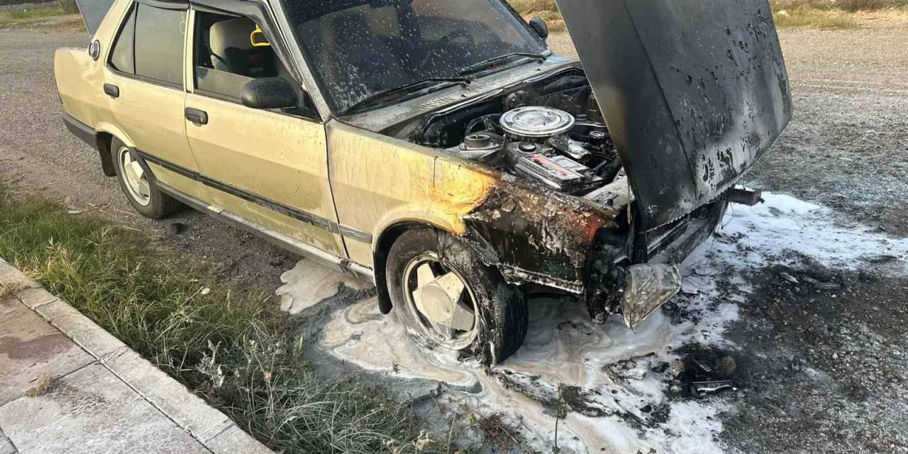 Gazipaşa’da Park Halindeki Otomobil Alev Aldı