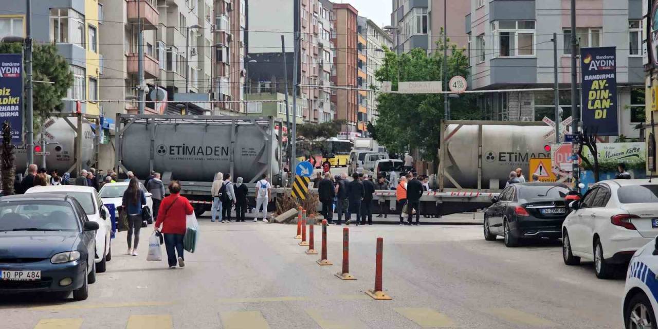 Tren Arızası Nedeniyle Hemzemin Geçitte Ulaşım Kapandı