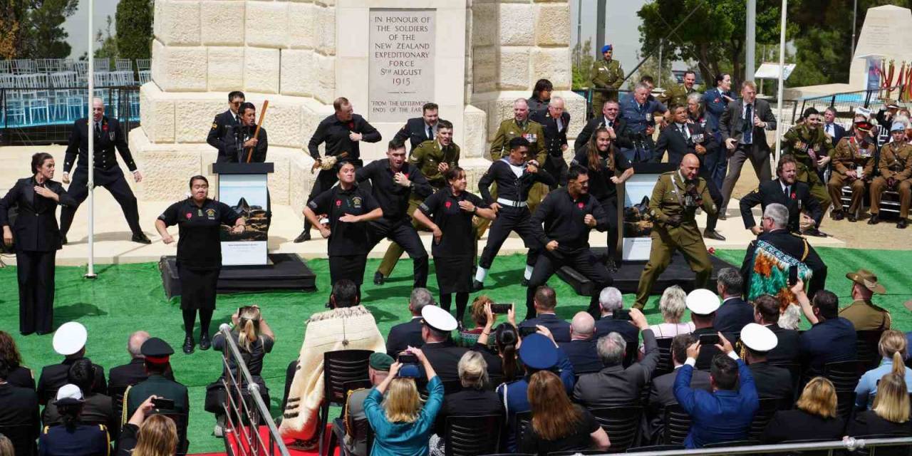 Yeni Zelanda Askerleri Atalarını ’haka’ Dansıyla Andı