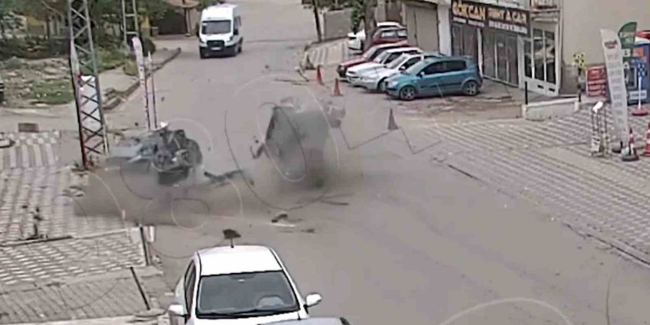 Kahreden Kaza Kamerada: Anne Öldü, 9 Yaşındaki Kızı Ağır Yaralı