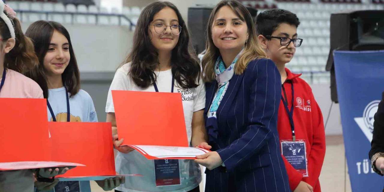 Elazığ’da Dereceye Giren Öğrencilere Ödülleri Verildi