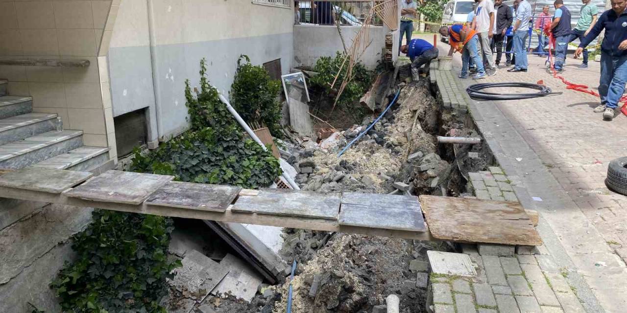 Avcılar’da 4 Katlı Binanın Önündeki Kaldırım Çöktü