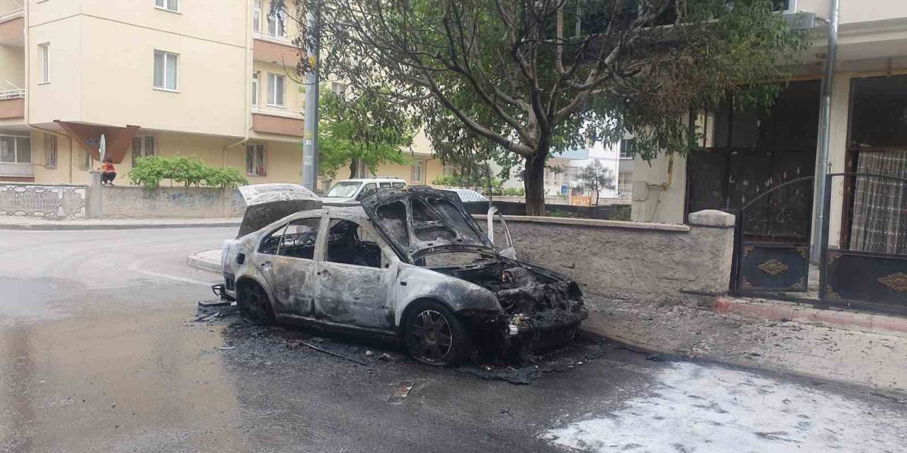 Park Halindeki Otomobil Yanarak Küle Döndü