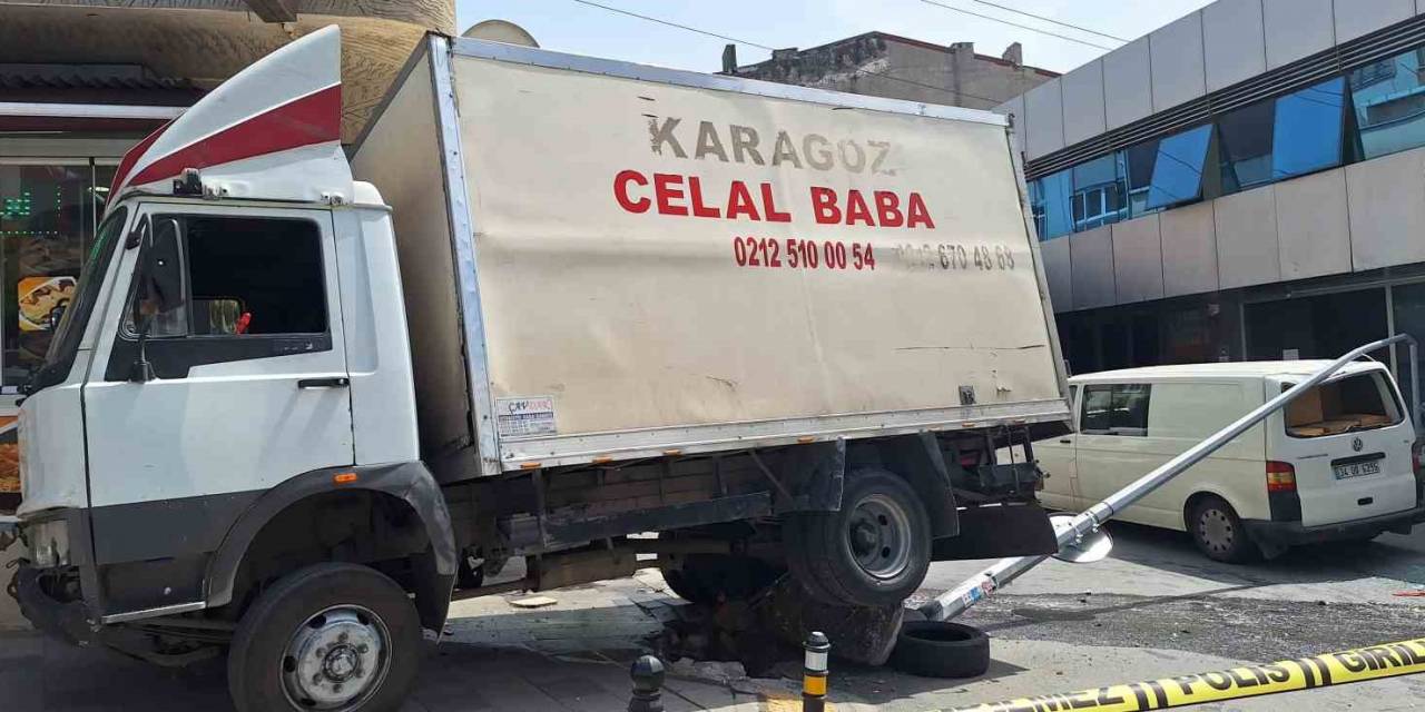 Bayrampaşa’da Facianın Eşiğinden Dönülen Anlar Kamerada: Kimyasal Madde Yüklü Kamyonet Yokuş Aşağı Gelip Elektrik Direğine Çarptı