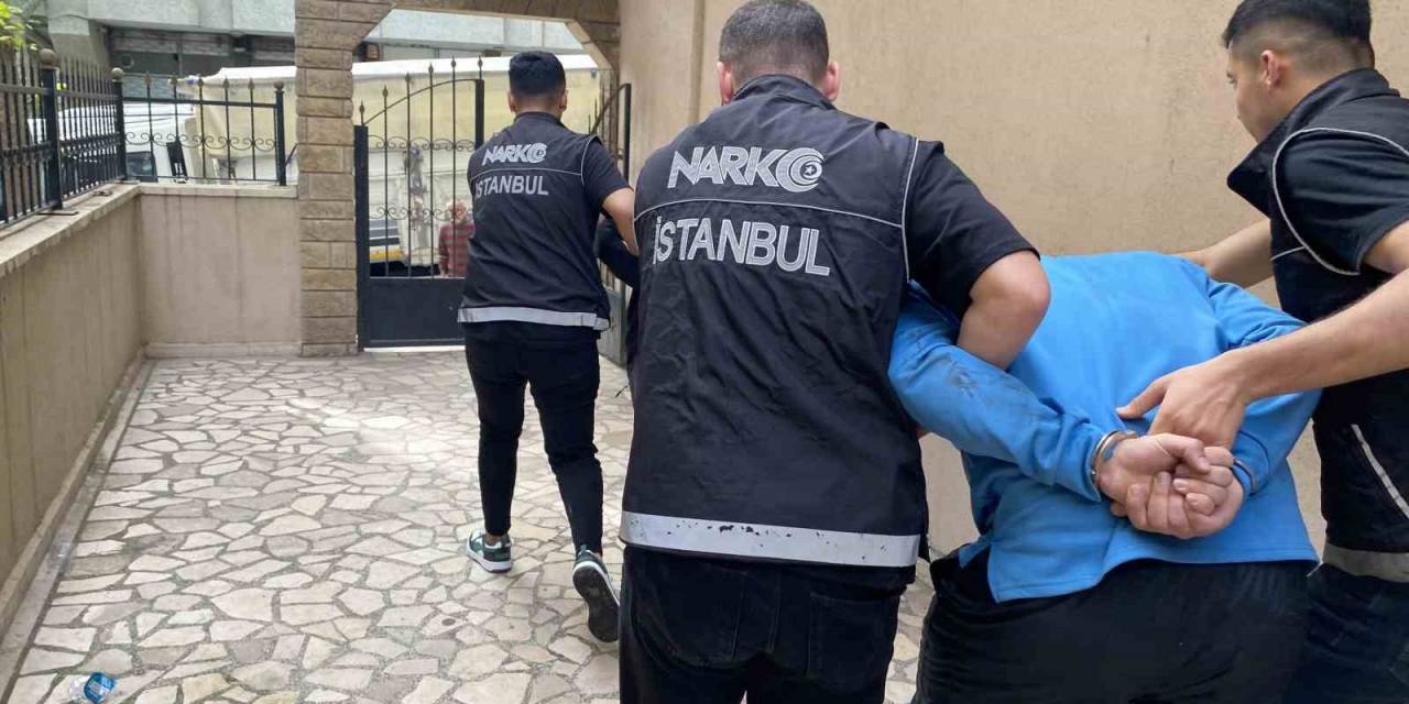 Avcılar’da Zehir Tacirleri, Polisin Geldiğini Görünce Evdeki Uyuşturucuları Ateşe Verdi