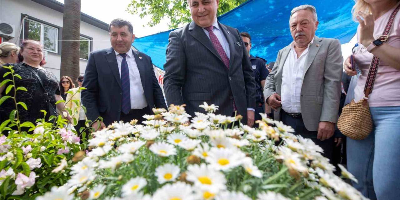 İzmir’in Geleneksel Festivaliyle Bayındır’da Yine Çiçekler Açtı
